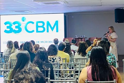 Prof. Ana Porto coordenadora da área de microbiologia industrial